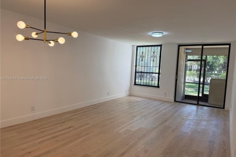 Condo in Tamarac, Florida, 2 bedrooms  № 1875385 - photo 6