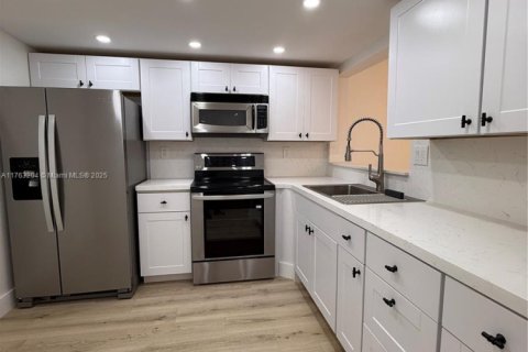 Condo in Tamarac, Florida, 2 bedrooms  № 1875385 - photo 1