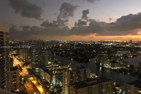 Copropriété à louer à Hallandale Beach, Floride: 2 chambres, 100.89 m2 № 2001198 - photo 2