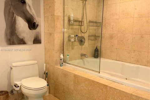 Condominio en alquiler en Hallandale Beach, Florida, 2 dormitorios, 100.89 m2 № 2001198 - foto 25