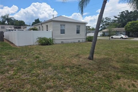 House in Saint Petersburg, Florida 3 bedrooms, 88.26 sq.m. № 2147827 - photo 5