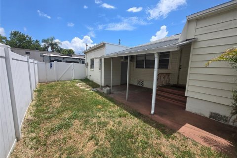 House in Saint Petersburg, Florida 3 bedrooms, 88.26 sq.m. № 2147827 - photo 23