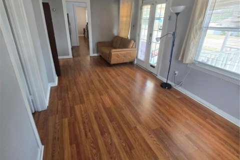 House in Saint Petersburg, Florida 3 bedrooms, 88.26 sq.m. № 2147827 - photo 10