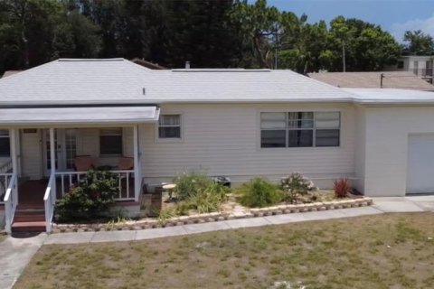 House in Saint Petersburg, Florida 3 bedrooms, 88.26 sq.m. № 2147827 - photo 2