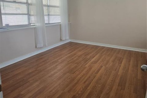 House in Saint Petersburg, Florida 3 bedrooms, 88.26 sq.m. № 2147827 - photo 9