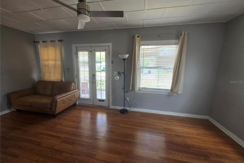 House in Saint Petersburg, Florida 3 bedrooms, 88.26 sq.m. № 2147827 - photo 8