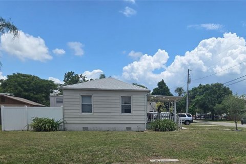 House in Saint Petersburg, Florida 3 bedrooms, 88.26 sq.m. № 2147827 - photo 7