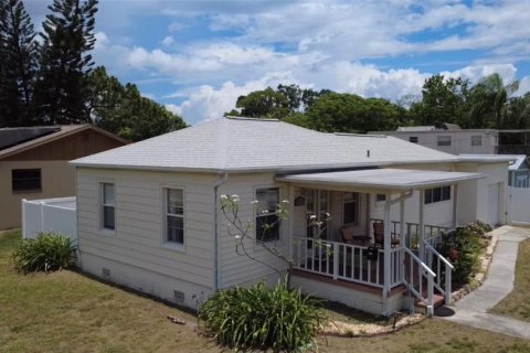 House in Saint Petersburg, Florida 3 bedrooms, 88.26 sq.m. № 2147827 - photo 3