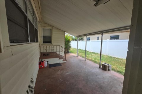 House in Saint Petersburg, Florida 3 bedrooms, 88.26 sq.m. № 2147827 - photo 24