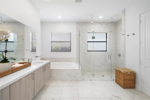 Casa en venta en Miami, Florida, 5 dormitorios, 486.99 m2 № 1893037 - foto 25