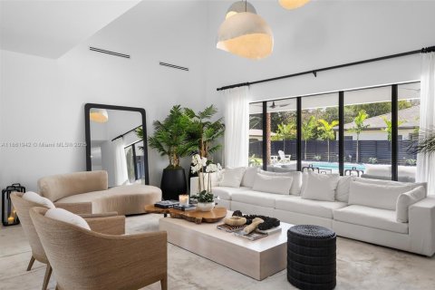 House in Miami, Florida 5 bedrooms, 486.99 sq.m. № 1893037 - photo 11