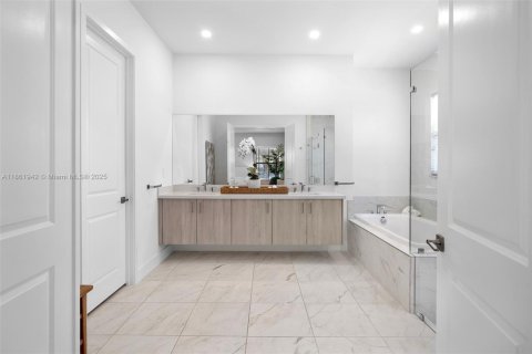 Casa en venta en Miami, Florida, 5 dormitorios, 486.99 m2 № 1893037 - foto 24