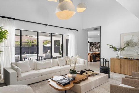Casa en venta en Miami, Florida, 5 dormitorios, 486.99 m2 № 1893037 - foto 12