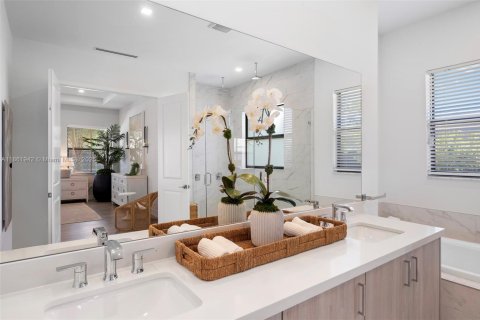 House in Miami, Florida 5 bedrooms, 486.99 sq.m. № 1893037 - photo 26