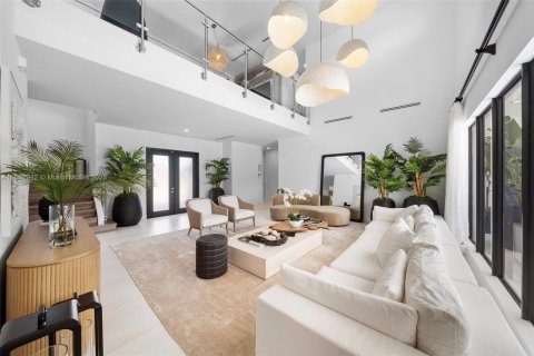 House in Miami, Florida 5 bedrooms, 486.99 sq.m. № 1893037 - photo 2