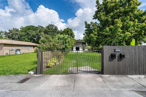 Villa ou maison à vendre à Miami, Floride: 5 chambres, 136.75 m2 № 2180624 - photo 2
