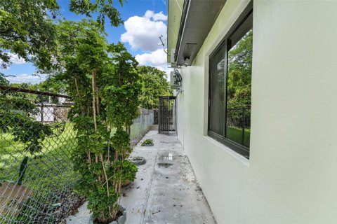 Villa ou maison à vendre à Miami, Floride: 5 chambres, 136.75 m2 № 2180624 - photo 18