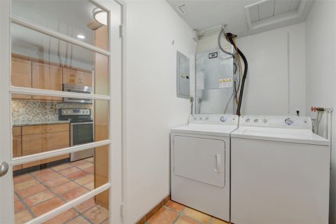 House in Fort Lauderdale, Florida 2 bedrooms, 148.36 sq.m. № 2082151 - photo 24