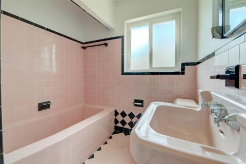 House in Fort Lauderdale, Florida 2 bedrooms, 148.36 sq.m. № 2082151 - photo 19