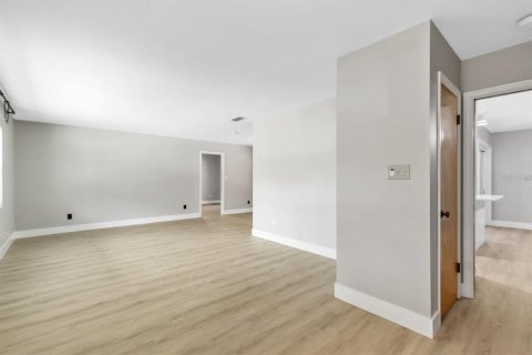 Casa en alquiler en Winter Park, Florida, 4 dormitorios, 163.32 m2 № 1909438 - foto 2