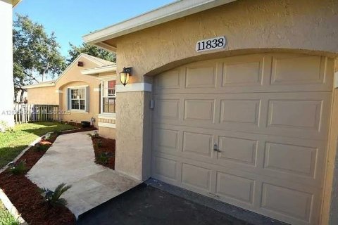 House in Pembroke Pines, Florida 3 bedrooms, 121.14 sq.m. № 2086098