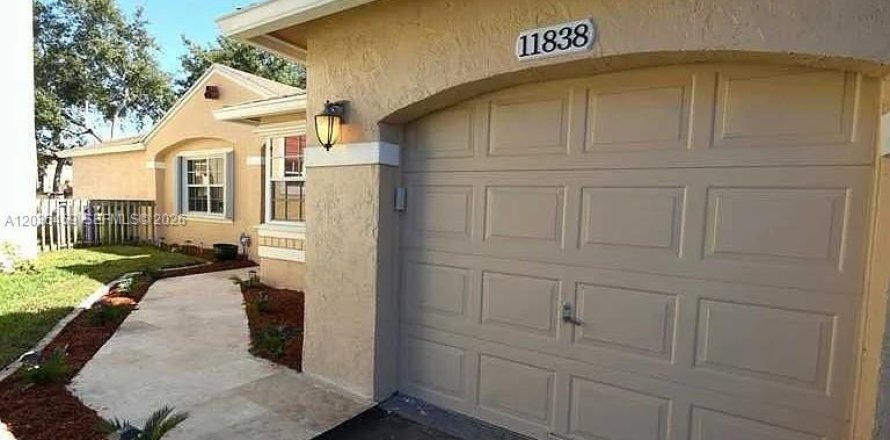 House in Pembroke Pines, Florida 3 bedrooms, 121.14 sq.m. № 2086098