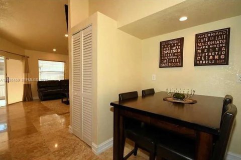 House in Pembroke Pines, Florida 3 bedrooms, 121.14 sq.m. № 2086098 - photo 8
