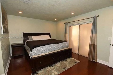 House in Pembroke Pines, Florida 3 bedrooms, 121.14 sq.m. № 2086098 - photo 11