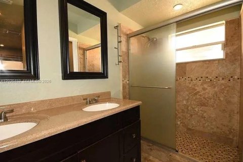House in Pembroke Pines, Florida 3 bedrooms, 121.14 sq.m. № 2086098 - photo 13