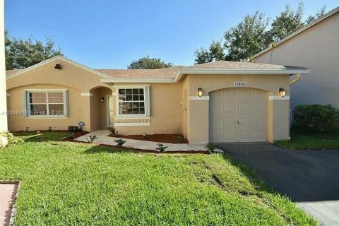 House in Pembroke Pines, Florida 3 bedrooms, 121.14 sq.m. № 2086098 - photo 2