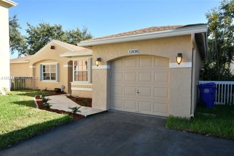 House in Pembroke Pines, Florida 3 bedrooms, 121.14 sq.m. № 2086098 - photo 3