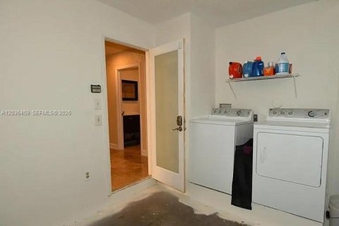 House in Pembroke Pines, Florida 3 bedrooms, 121.14 sq.m. № 2086098 - photo 18