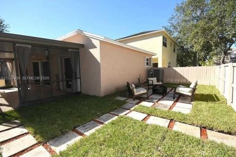 House in Pembroke Pines, Florida 3 bedrooms, 121.14 sq.m. № 2086098 - photo 17
