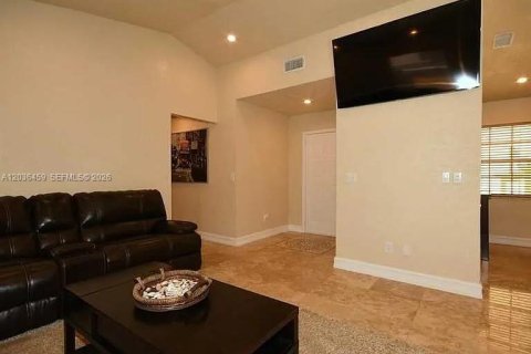 House in Pembroke Pines, Florida 3 bedrooms, 121.14 sq.m. № 2086098 - photo 4