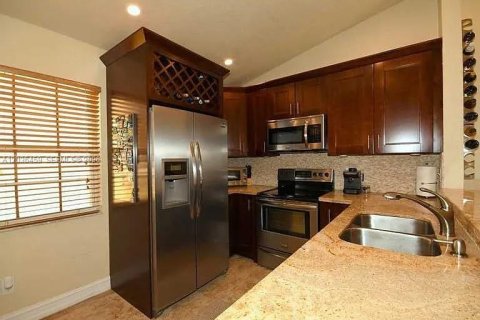 House in Pembroke Pines, Florida 3 bedrooms, 121.14 sq.m. № 2086098 - photo 6