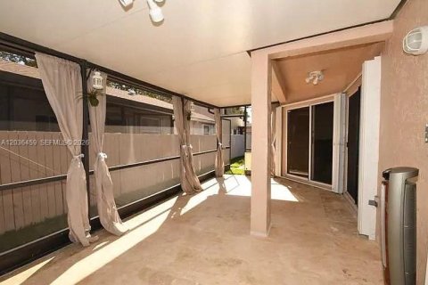 House in Pembroke Pines, Florida 3 bedrooms, 121.14 sq.m. № 2086098 - photo 15
