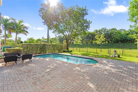 Casa en venta en Miami, Florida, 4 dormitorios, 219.34 m2 № 1960385 - foto 14