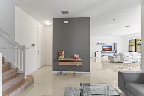 Casa en venta en Miami, Florida, 4 dormitorios, 219.34 m2 № 1960385 - foto 27