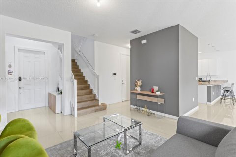 Casa en venta en Miami, Florida, 4 dormitorios, 219.34 m2 № 1960385 - foto 26