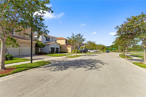 Casa en venta en Miami, Florida, 4 dormitorios, 219.34 m2 № 1960385 - foto 8