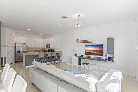 Casa en venta en Miami, Florida, 4 dormitorios, 219.34 m2 № 1960385 - foto 30