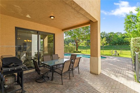 Casa en venta en Miami, Florida, 4 dormitorios, 219.34 m2 № 1960385 - foto 11