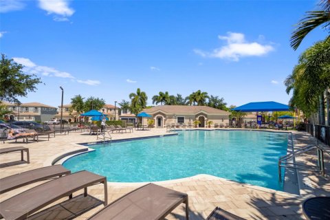 Casa en venta en Miami, Florida, 4 dormitorios, 219.34 m2 № 1960385 - foto 21