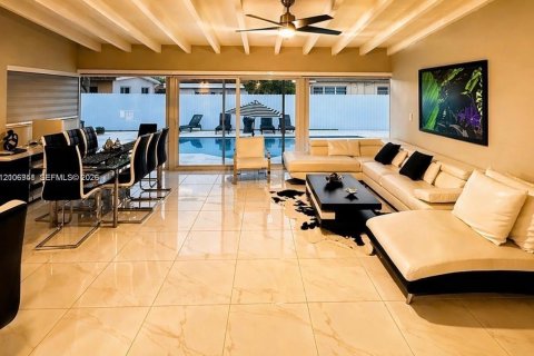 Villa ou maison à vendre à North Miami Beach, Floride: 4 chambres, 173.36 m2 № 2423410 - photo 5