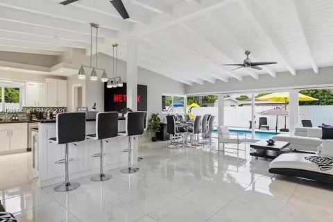 Villa ou maison à vendre à North Miami Beach, Floride: 4 chambres, 173.36 m2 № 2423410 - photo 4