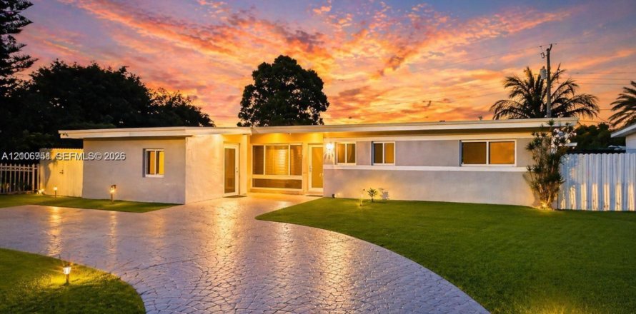 Villa ou maison à North Miami Beach, Floride 4 chambres, 173.36 m2 № 2423410