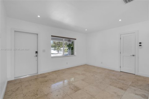 Снять в аренду виллу или дом в Майами, Флорида 3 спальни, 92.16м2, № 2032909 - фото 12