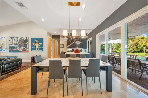 House in Miami, Florida 5 bedrooms, 326.37 sq.m. № 2042094 - photo 17