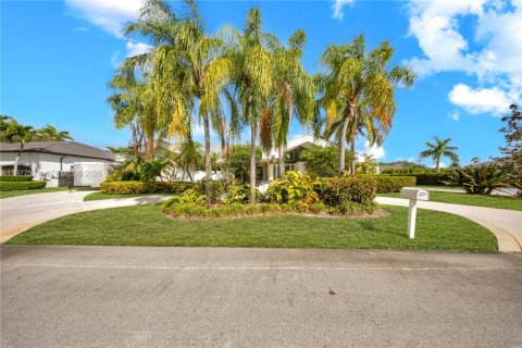 House in Miami, Florida 5 bedrooms, 326.37 sq.m. № 2042094 - photo 2