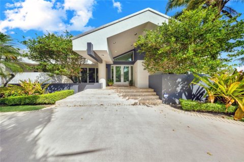 House in Miami, Florida 5 bedrooms, 326.37 sq.m. № 2042094 - photo 4